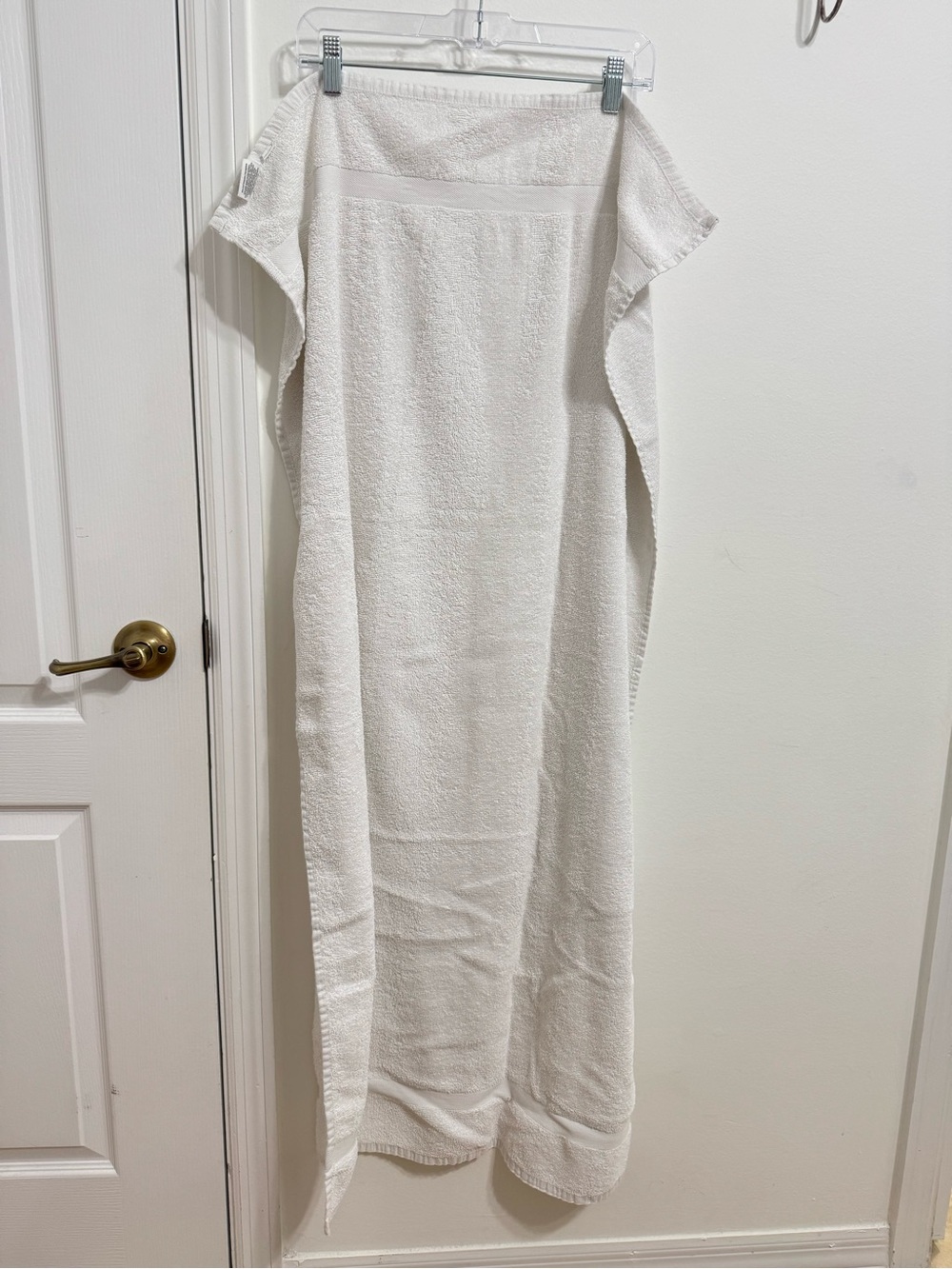 Set of 4 Room Essentials White Bath Towels | 100% Cotton | 26” x 49” | Good Used